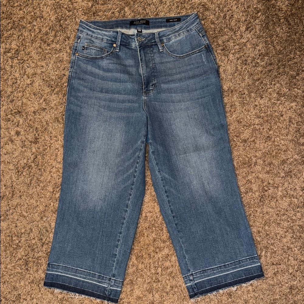 Judy Blue Mid Blue Cropped Wide Leg Ankle Jeans with Frayed Hem - Picture 3 of 5